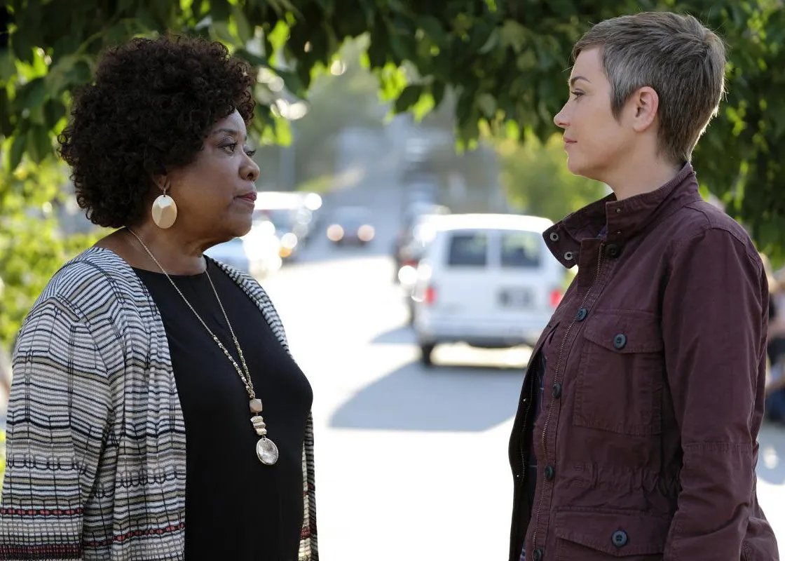 Loretta Devine und Kim Rhodes in „Supernatural“ /