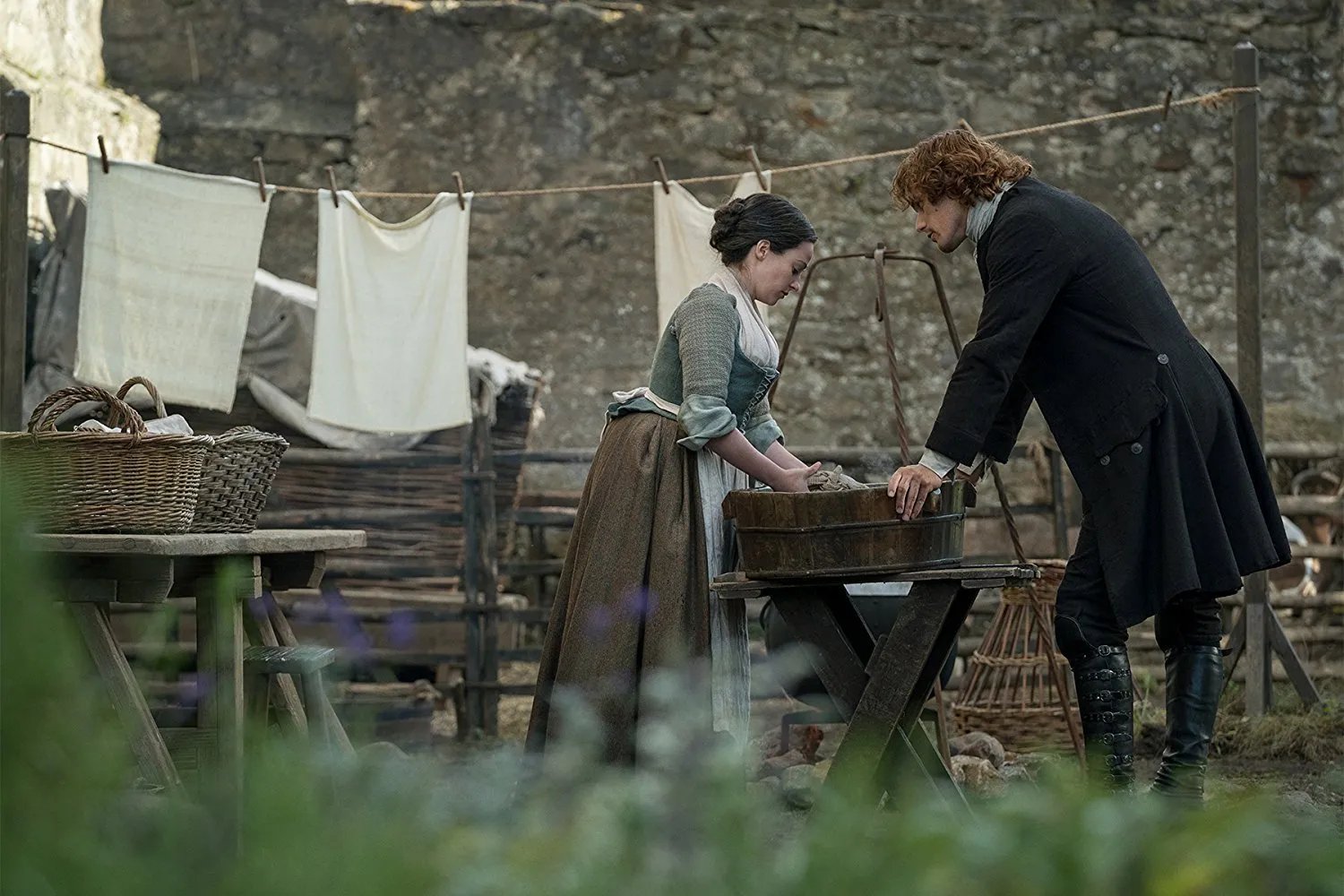 Laura Donnelly und Sam Heughan in „Outlander“ /