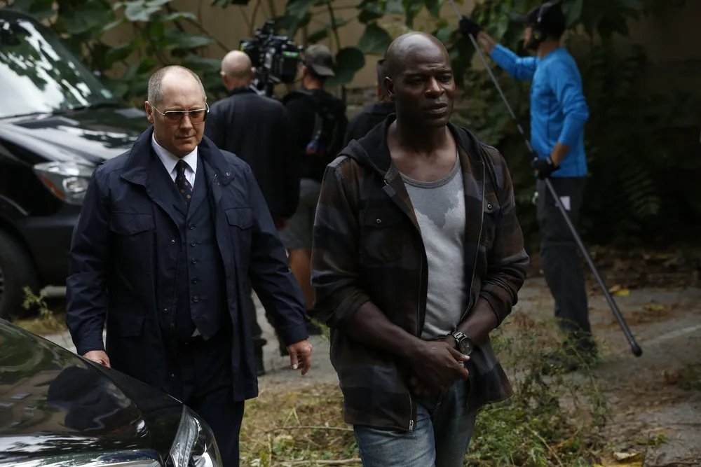 James Spader und Hisham Tawfiq in „The Blacklist“ /