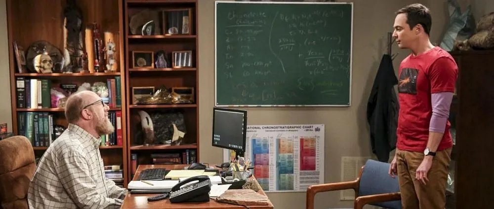 Sheldon (Jim Parsons, r.) schämt sich für die Zusammenarbeit mit Bert (Brian Posehn, l.).
