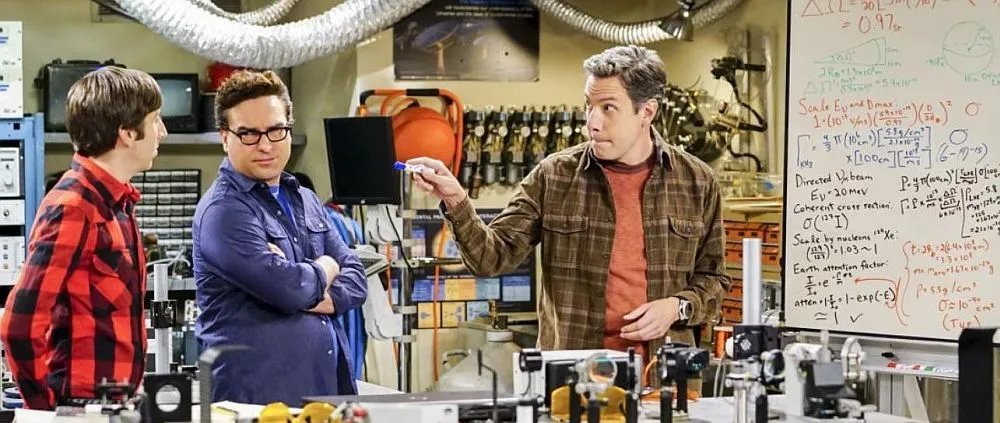 Howard (Simon Helberg) und Leonard (Johnny Galecki) lassen sich auf einen Pakt mit dem Teufel ein.