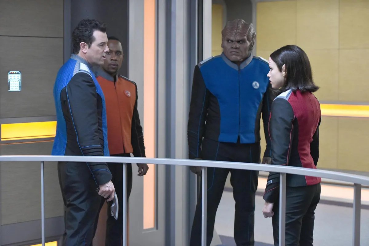 Seth MacFarlane, J Lee, Peter Macon und Halston Sage in „The Orville“ /