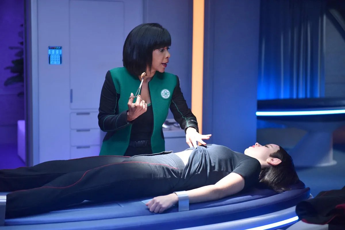 Penny Johnson Jerald und Halston Sage in „The Orville“ /