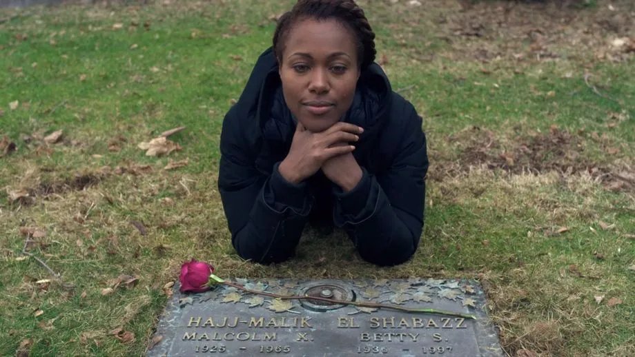 Stellvertretend für Regisseur Lee vergießt Nola (DeWanda Wise) Tränen am Grab ihrer - und seiner - Idole.