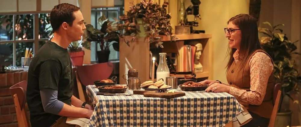 Sheldon (Jim Parsons) bietet Amy (Mayim Bialik) eine besondere Geburtstagsüberraschung: Durchfall.