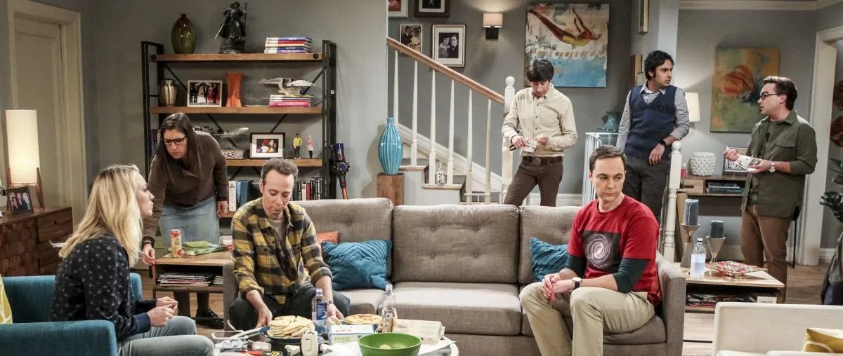 Die Freunde machen das Haus der Familie Wolowitz kindersicher.