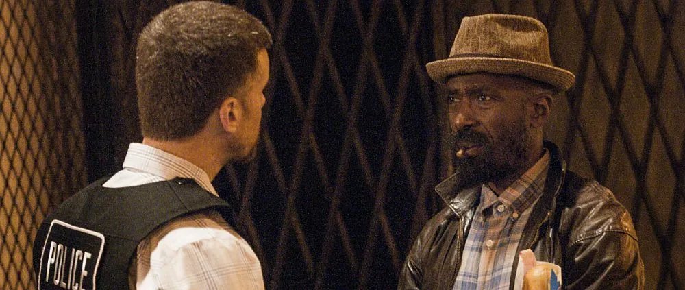 Einem Polizisten wie Detective Cruz (Armando Riesco) würde Ronnie (Ntare Guma Mbaho Mwine) nie vertrauen.