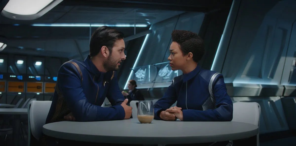 Sonequa Martin-Green und Shazad Latif in „Star Trek Discovery“