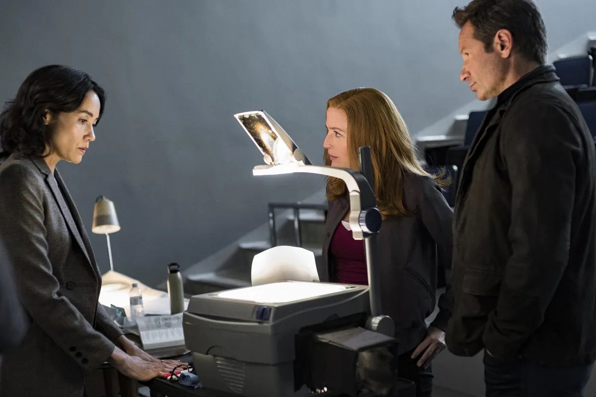 Sandrine Holt, Gillian Anderson und David Duchovny in „The X-Files“
