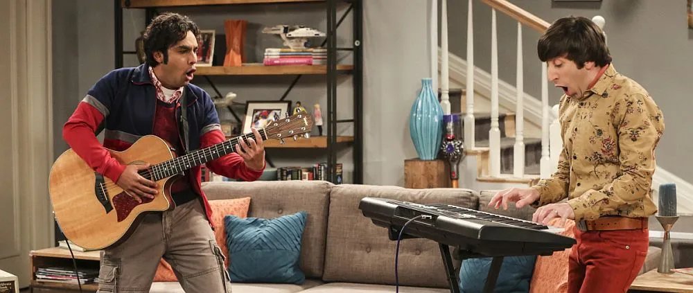 Raj (Kunal Nayyar) und Howard (Simon Helberg) hauen leise auf den Putz.