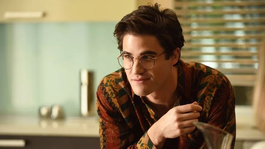 Cunanan (Darren Criss), wie er sich am liebsten selbst sieht: selbstgefällig und arrogant.