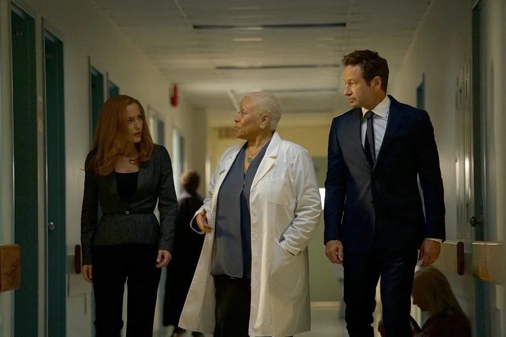 Gillian Anderson, David Duchovny und Denise Dowse in „The X-Files“