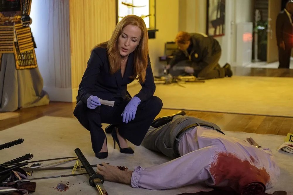 Scully untersucht die Leiche in „The X-Files“