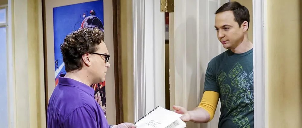 Leonard (Johnny Galecki) und Sheldon (Jim Parsons) diskutieren ihre Mietvereinbarungen.