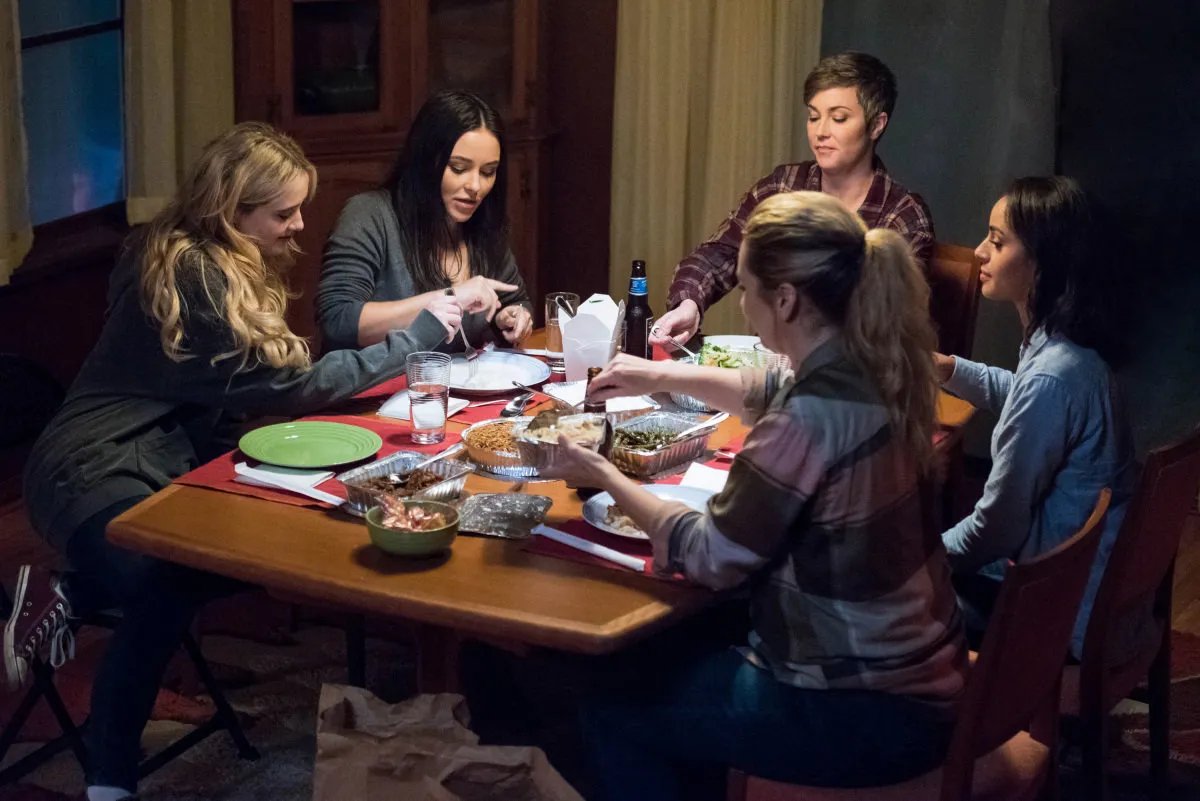 Die Wayward Sisters beim Abendessen in „Supernatural“