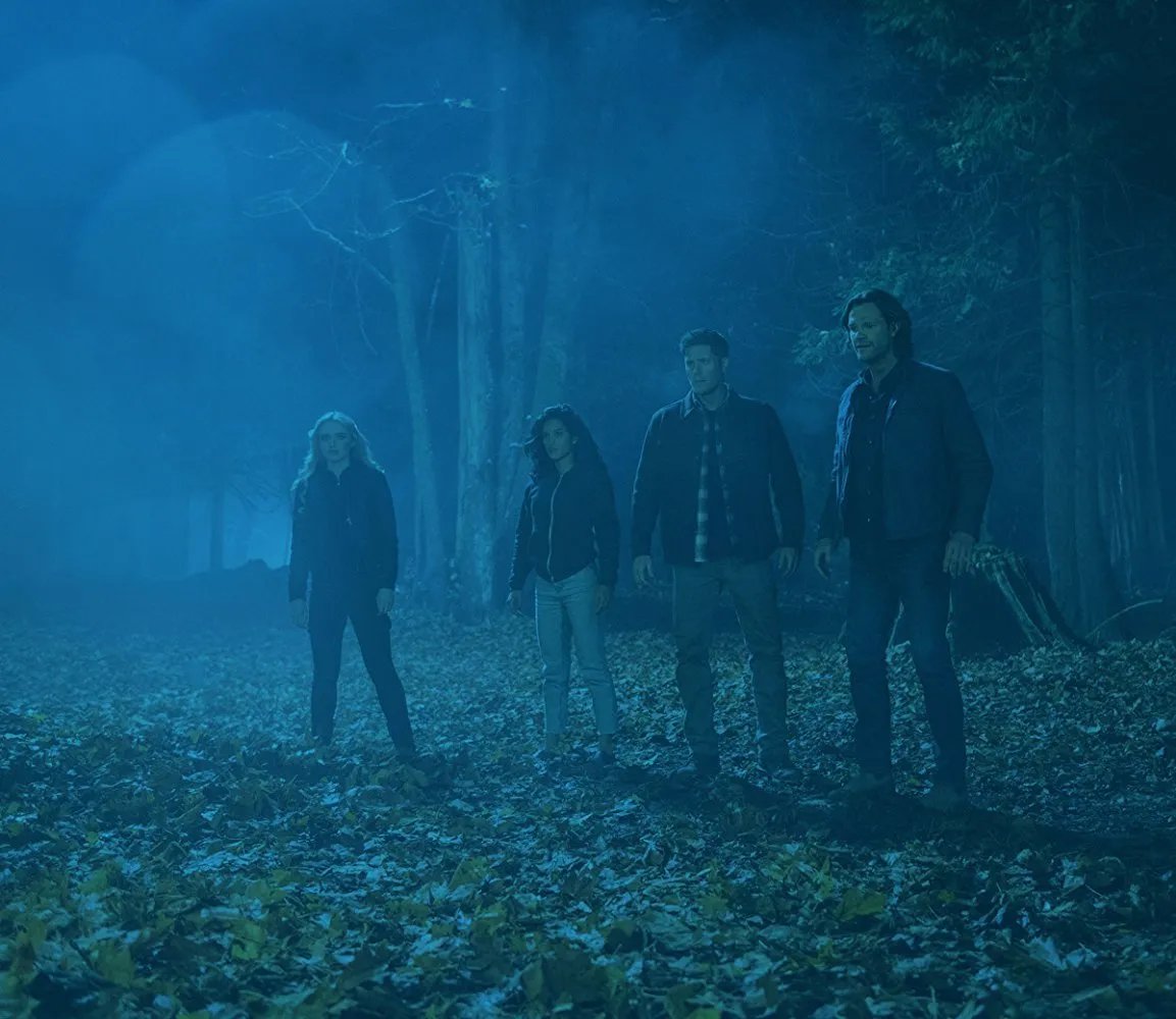 Jensen Ackles, Jared Padalecki, Kathryn Newton und Yadira Guevara-Prip im Wald in „Supernatural“