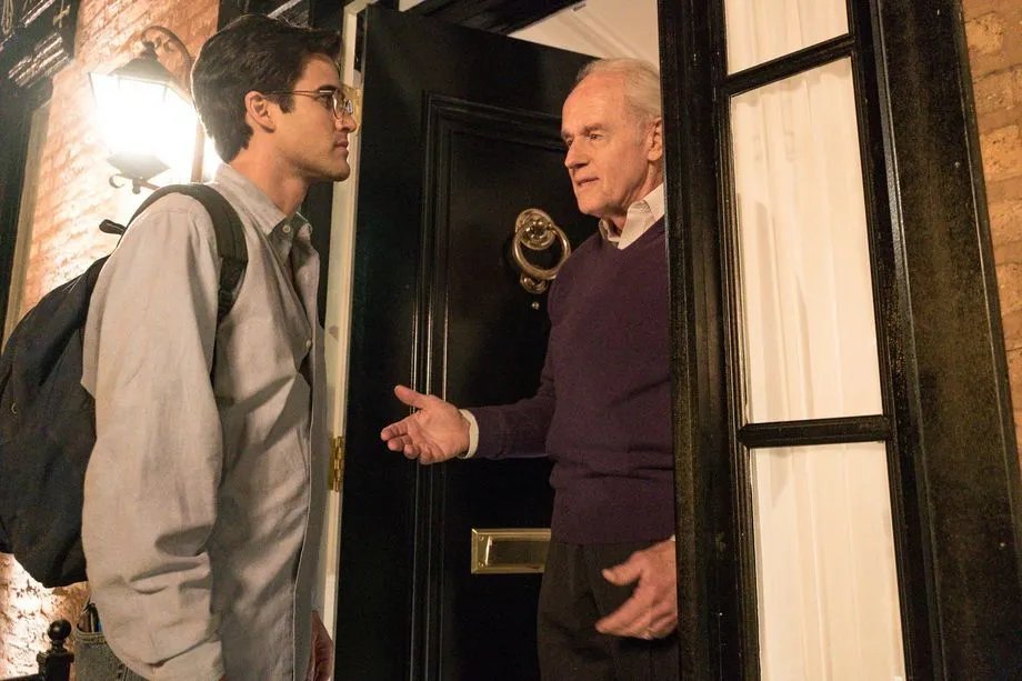 Lee Miglin (Mike Farrell, r.) bittet seinen späteren Mörder Cunanan (Darren Criss) herein.