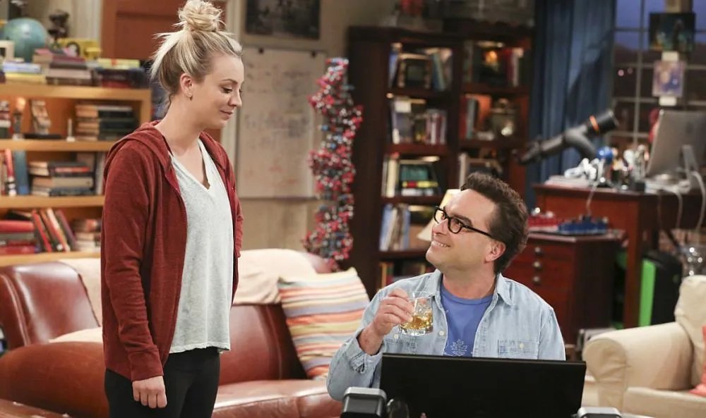 Penny (Kaley Cuoco) hilft Leonard (Johnny Galecki) beim Schreiben.