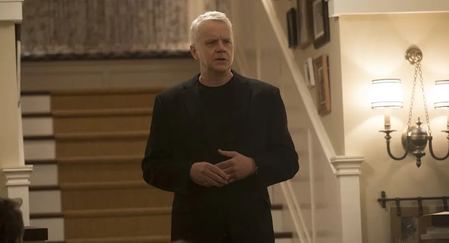 Greg (Tim Robbins) schafft es nicht, vor seinen Gästen gute Miene zum depressiven Spiel zu machen.