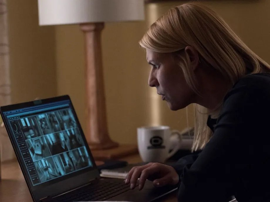 Carrie (Claire Danes) wird zum Opfer eines Hackers.
