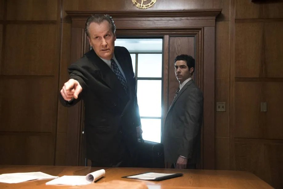 Jeff Daniels und Tahar Rahim in der Pilotepisode von „The Looming Tower“