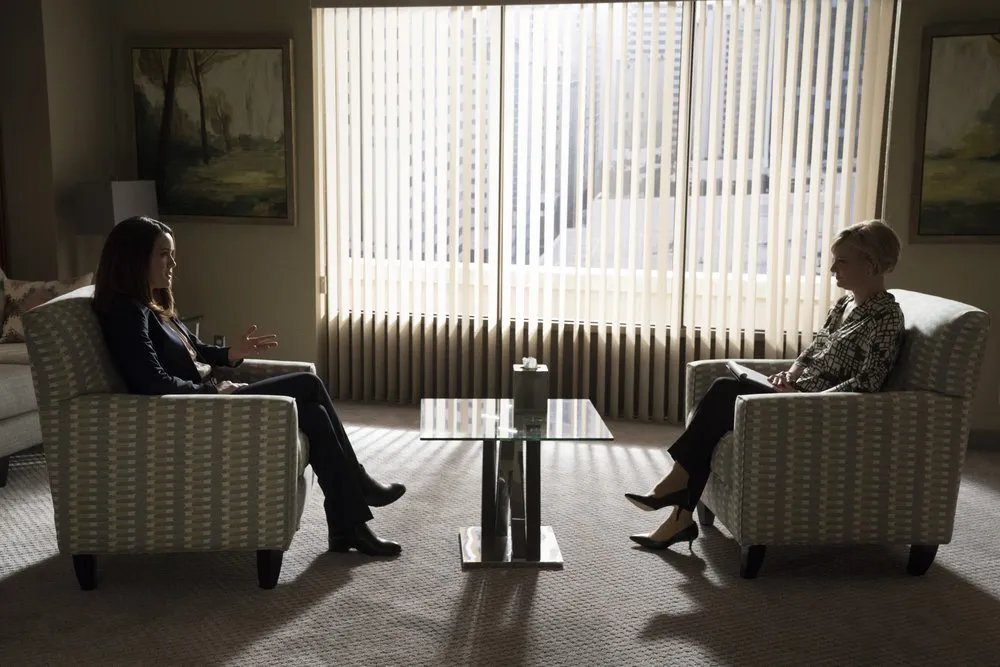 Martha Plimpton und Megan Boone in âThe Blacklistâ