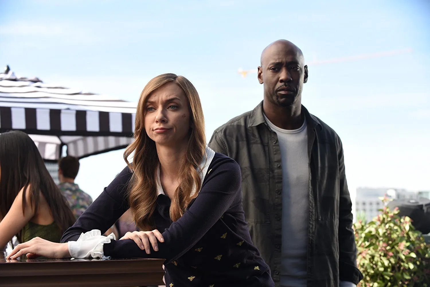 Abel (Lauren Lapkus) und Amenadiel (D. B. Woodside)