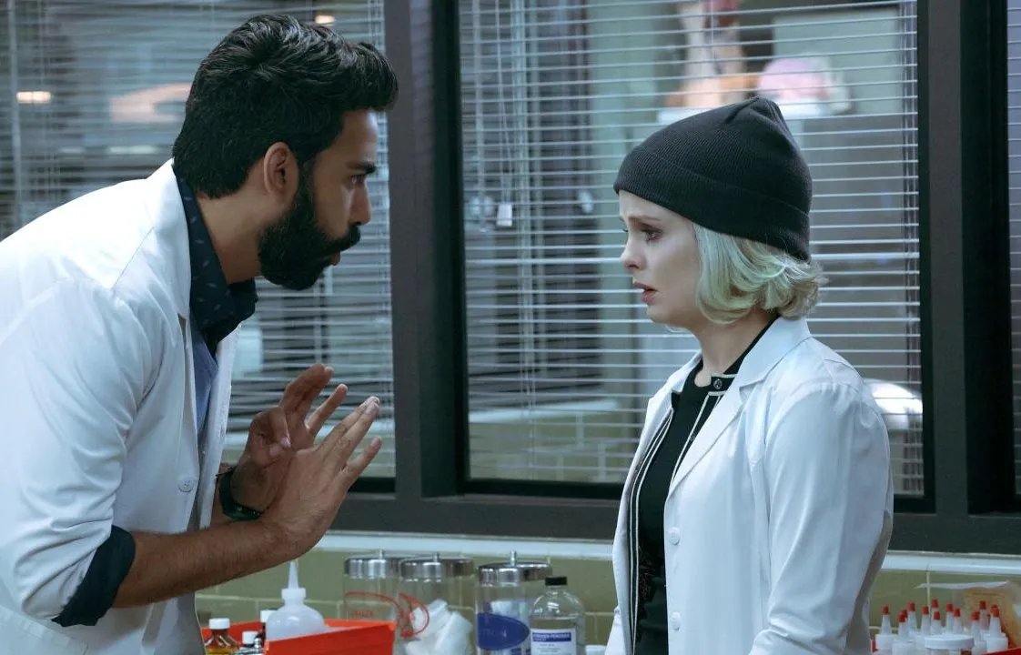 Rahul Kohli und Rose McIver in „iZombie“