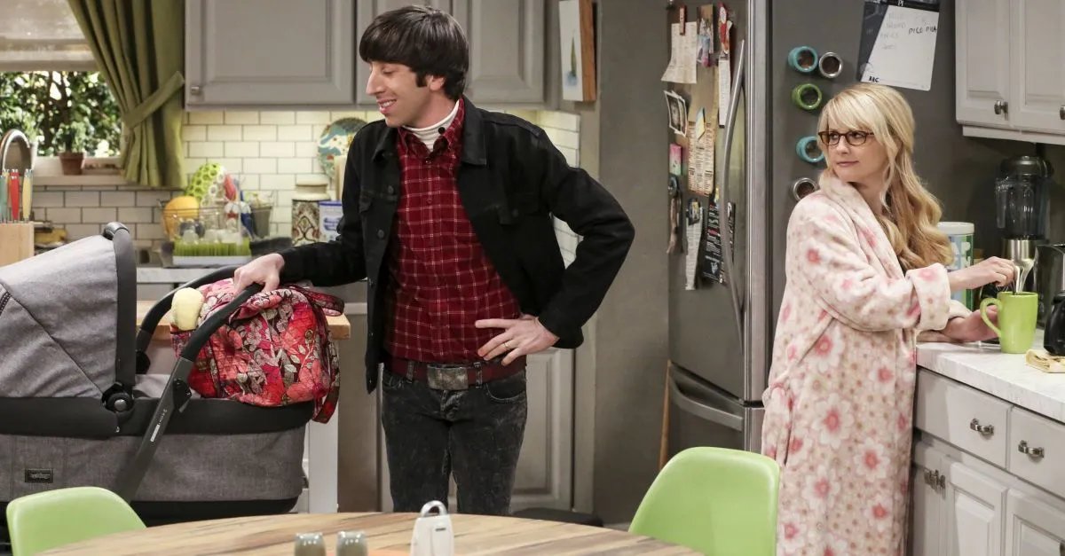 Howard (Simon Helberg) und Bernadette (Melissa Rauch) diskutieren die gemeinsame Erziehung.