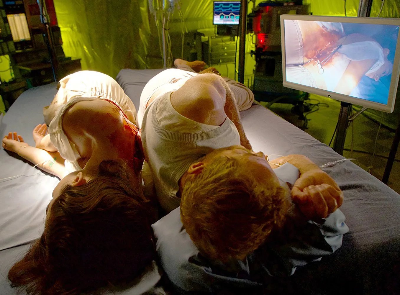 Jere Burns und Micaela Aguilera in „The X-Files“