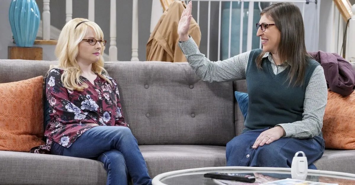 Amy (Mayim Bialik) will Bernadette (Melissa Rauch) vom Mutterdasein ablenken.