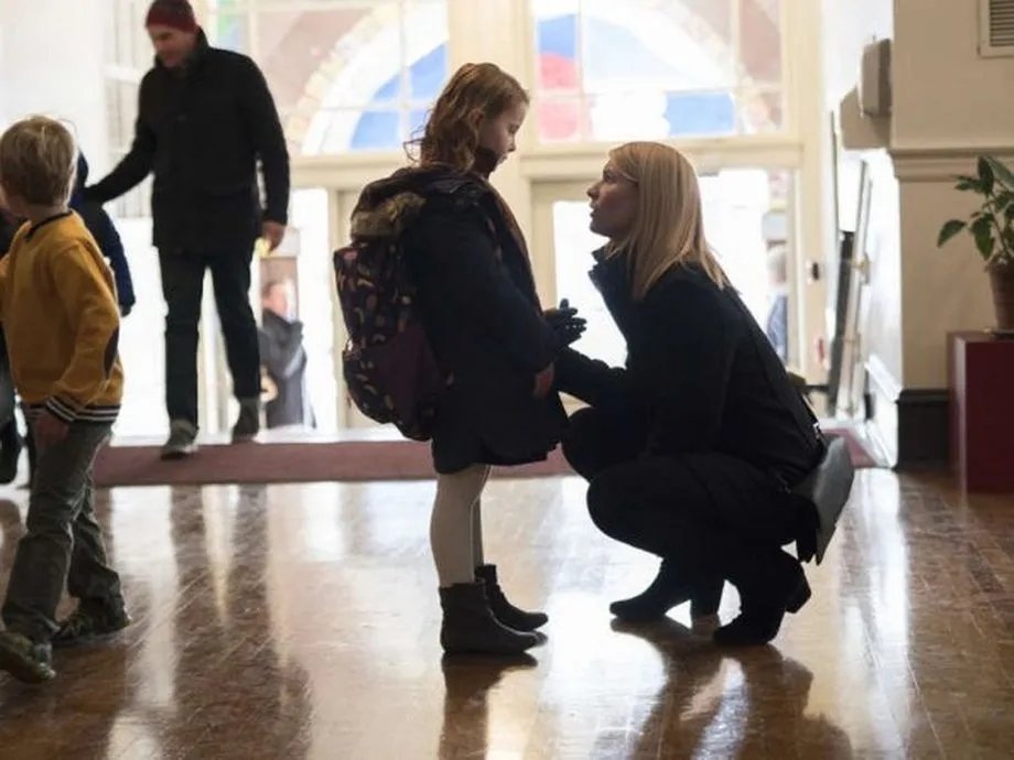 Carrie (Claire Danes) schwört ihre Tochter aufs Schweigen ein - ohne Erfolg.