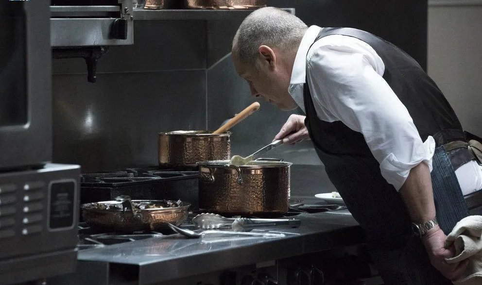 James Spader kocht in „The Blacklist“.