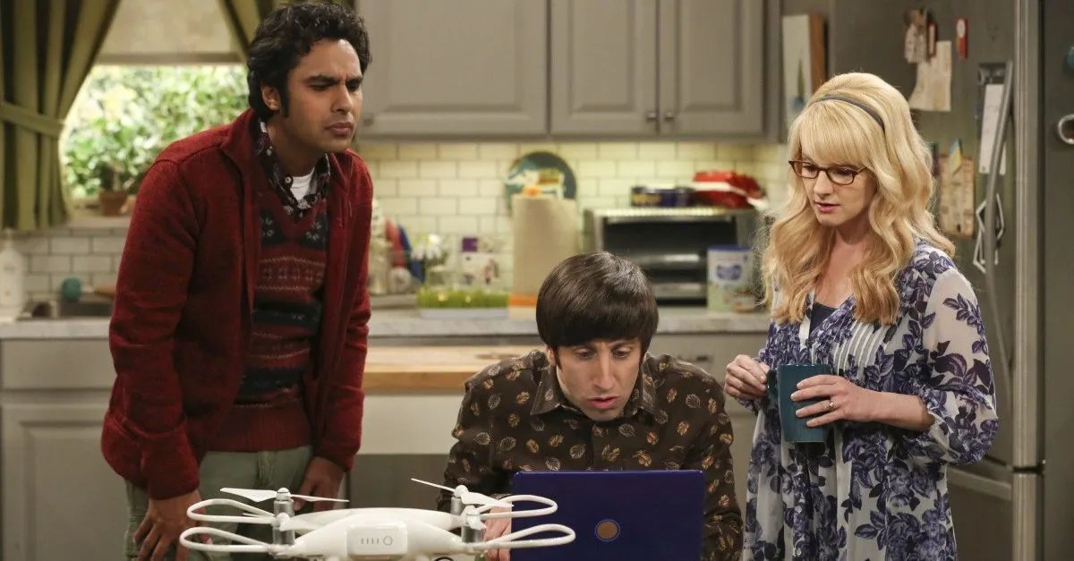 Raj (Kunal Nayyar) und Howard (Simon Helberg) suchen nach der Besitzerin der abgestürzten Drohne.