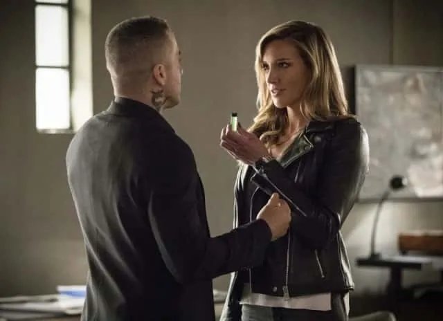 Szenenfoto aus der „Arrow“-Episode „Brothers in Arms“