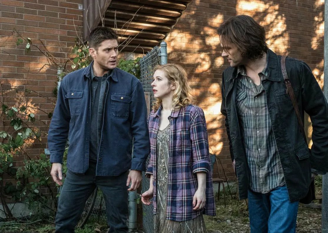 Die Winchesters und Sandy in „Supernatural“