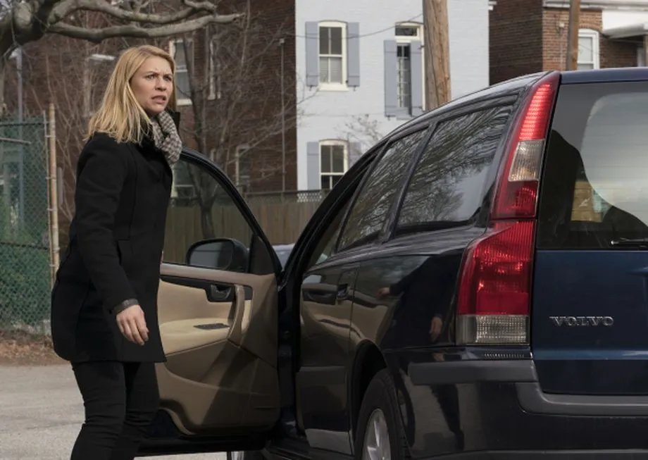 Vielleicht sollte Carrie (Claire Danes) zukünftig seltener Auto fahren...