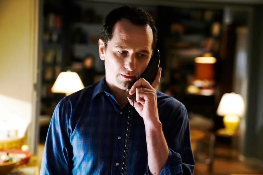 Philip (Matthew Rhys) gehört nicht mehr so richtig dazu.