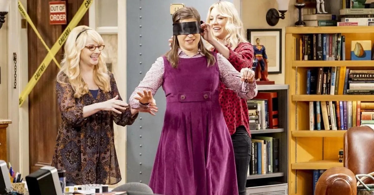 Penny (Kaley Cuoco) und Bernadette (Melissa Rauch) überraschen Amy (Mayim Bialik).