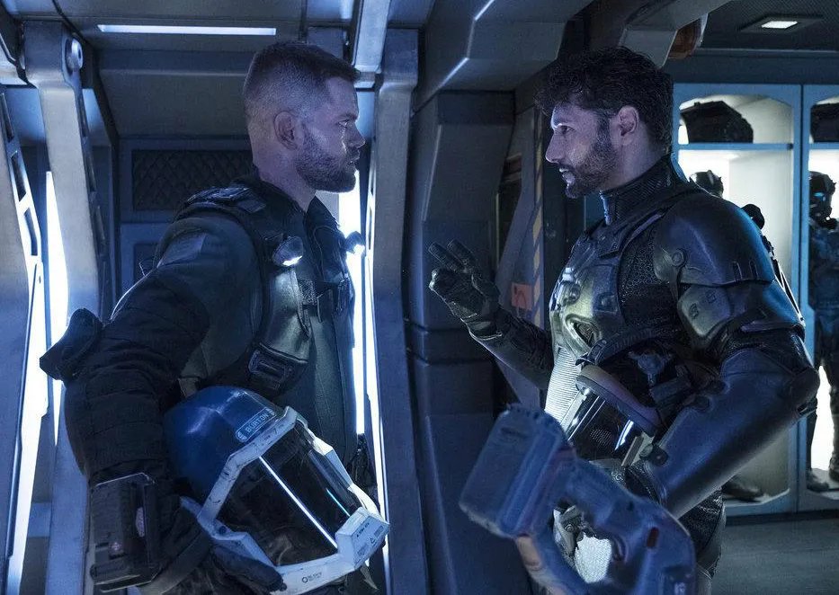 Wes Chatham und Cas Anvar in „The Expanse“