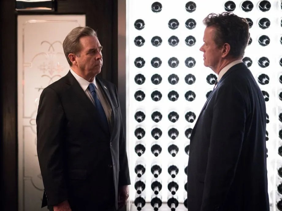 Paley (Dylan Baker, r.) will Warden (Beau Bridges) zur Kooperation überreden.