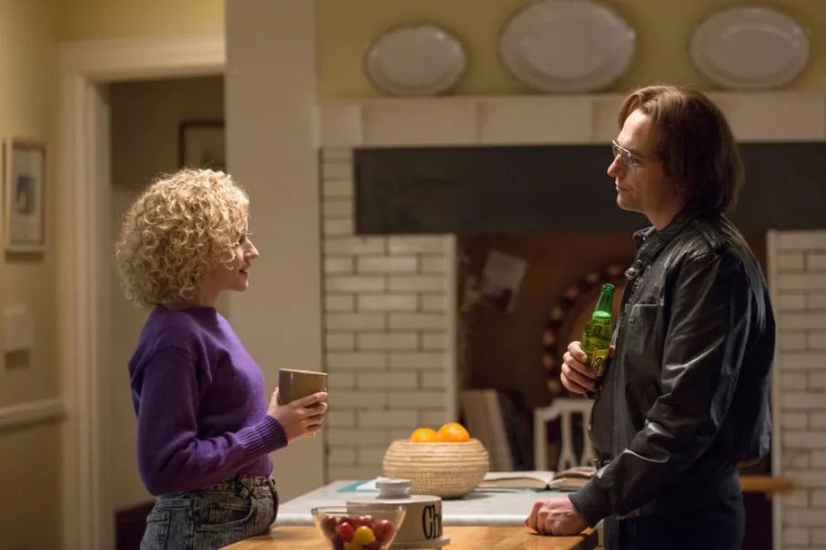 Selbst Kimmy (Julia Garner) durchschaut Philip aka Jim Baxter (Matthew Rhys).