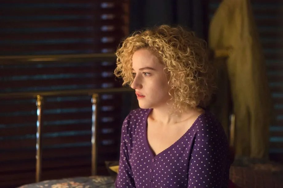 Sowohl Kim (Julia Garner)...
