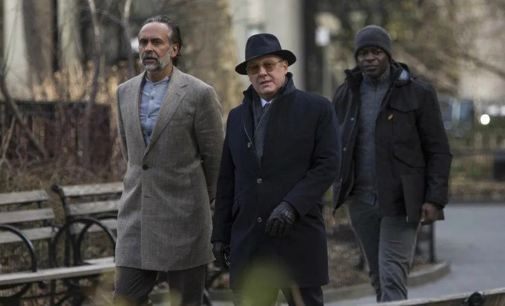 Bernard White, James Spader und Hisham Tawfiq in „The Blacklist“