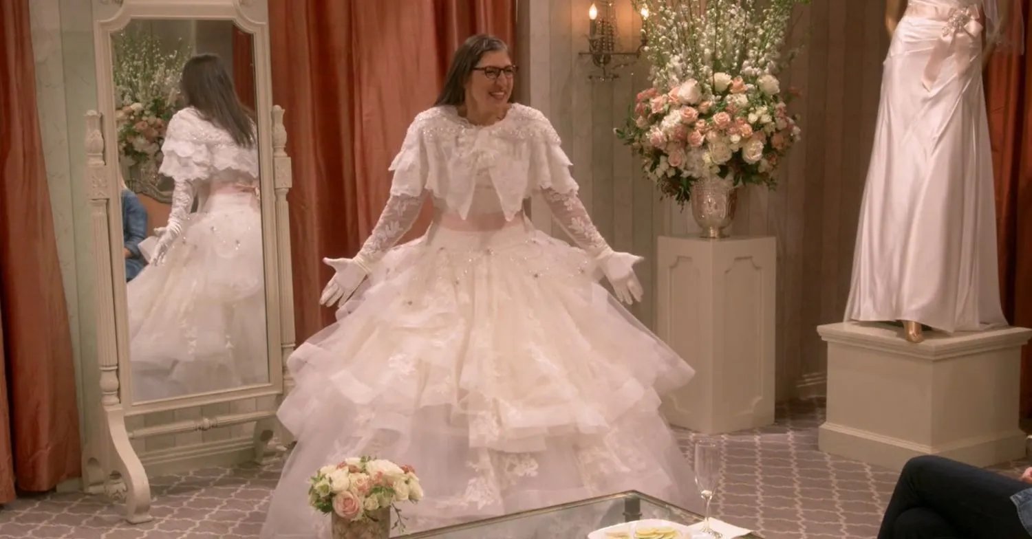 Ausgerechnet dieses Hochzeitskleid gefällt am Amy (Mayim Bialik) am besten.