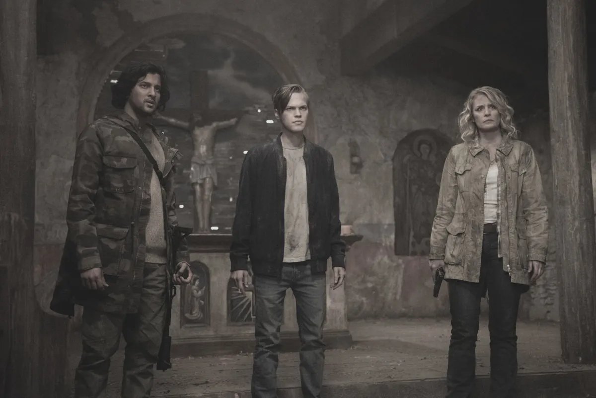 Samantha Smith, Alexander Calvert und Tarun Keram in „Supernatural“