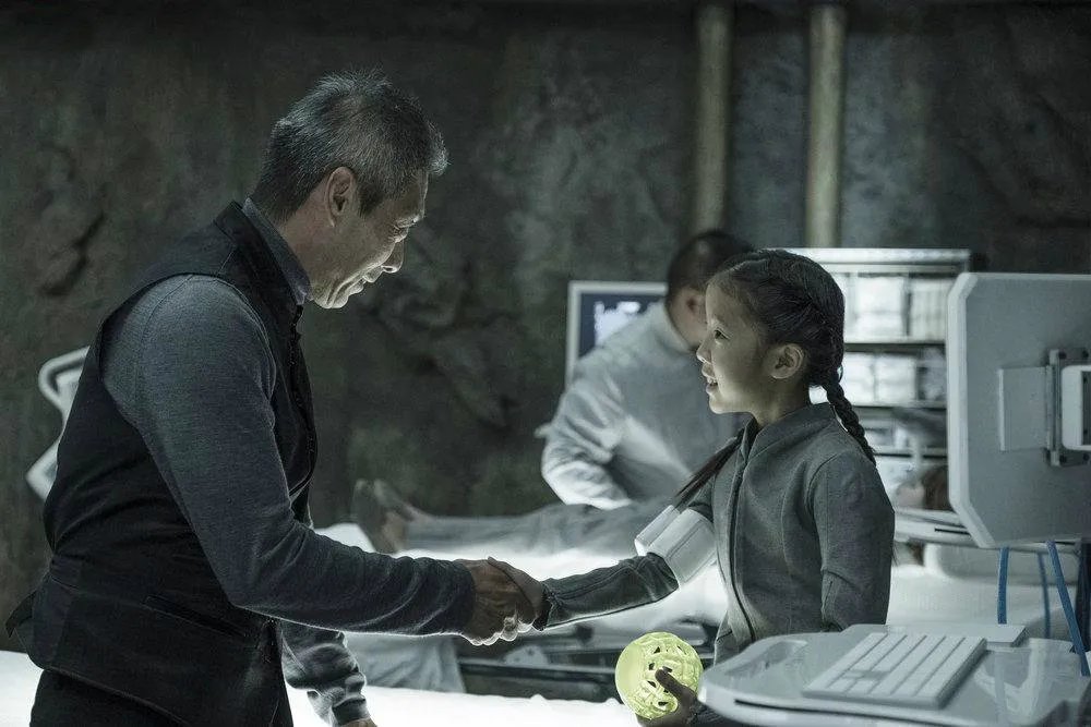 Francois Chau als Jules-Pierre Mao und Leah Madison Jung als Mei in „The Expanse“