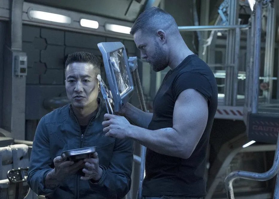 Terry Chen als Prax und Wes Chatham als Amos Burton in „The Expanse“