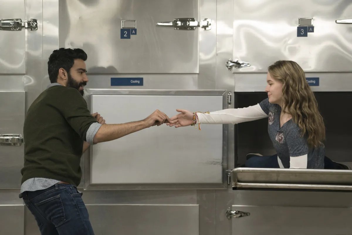 Rahul Kohli und Izabela Vidovic in „iZombie“