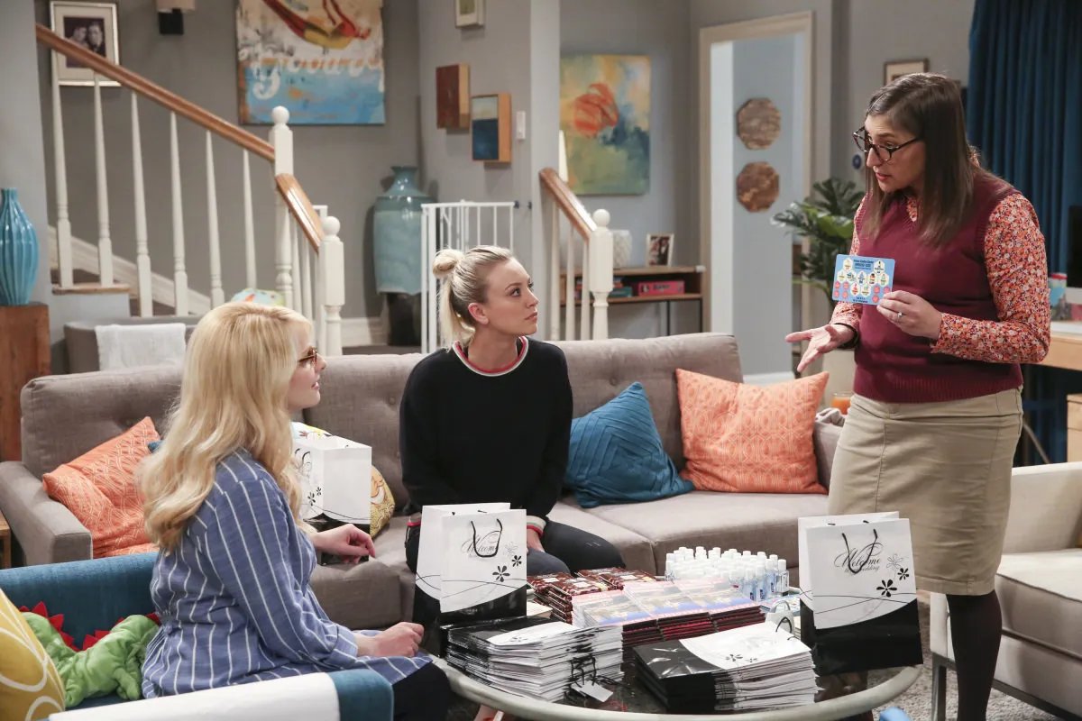 Amy (Mayim Bialik) und Co präparieren die Geschenktüten für die Hochzeitsgäste.